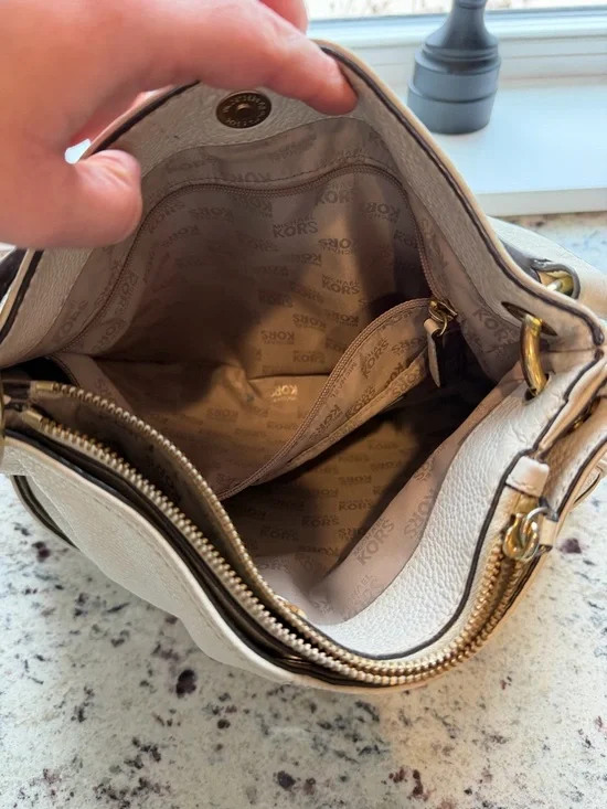 Michael Kors Cream Pebbled Leather Shoulder Bag with Gold Hardware - Picture 8 of 12